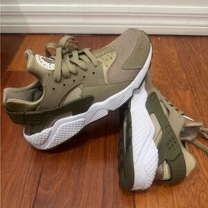 Air Huarache ‘khaki’
Men’s size 8.5